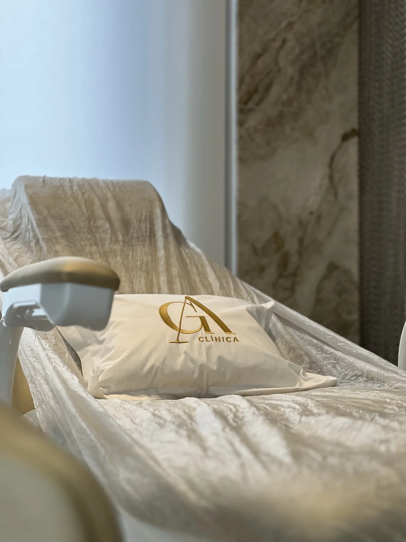 Almofada GA dourada em maca de procedimento