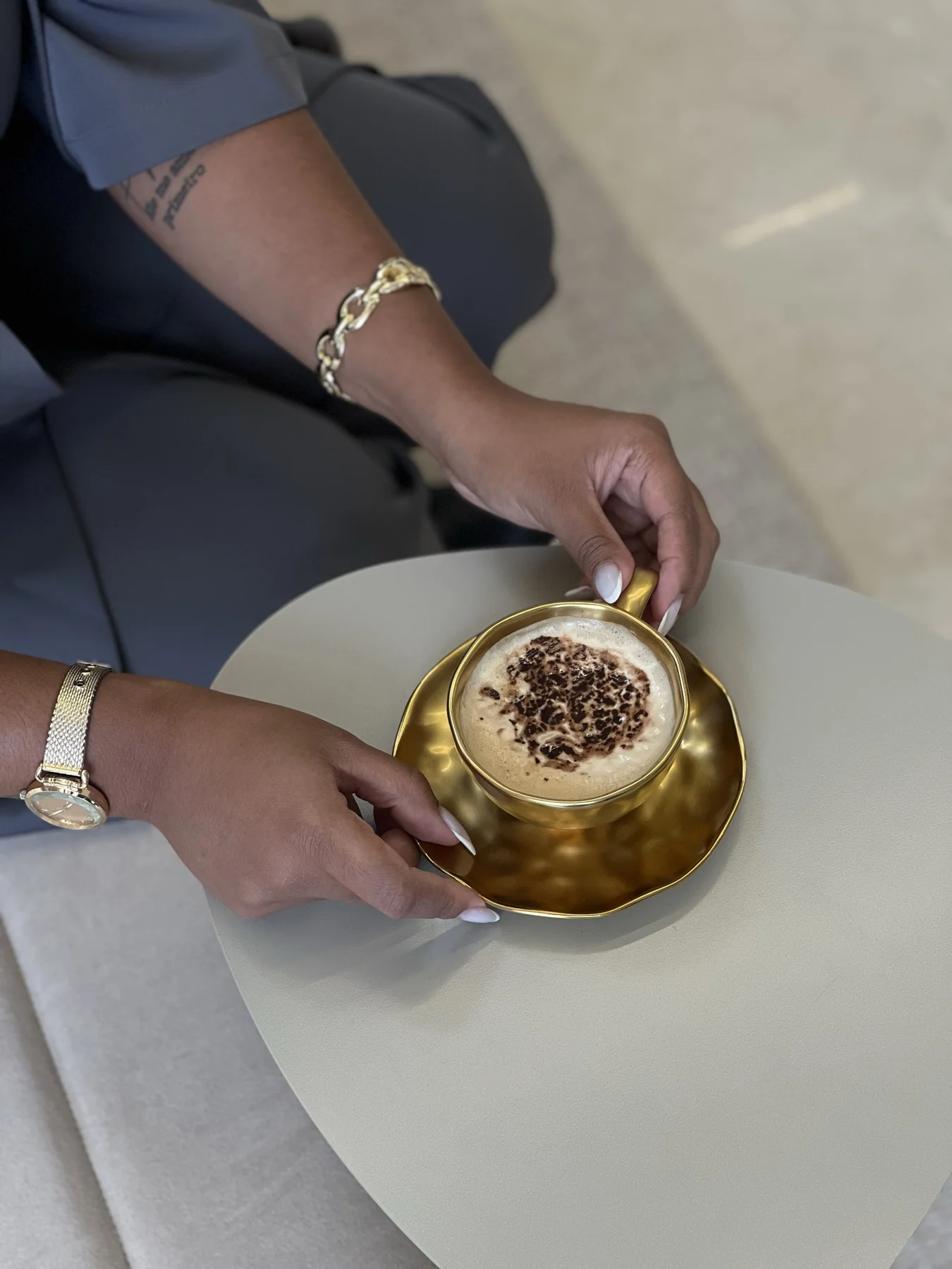 Café em xícara dourada — hospitalidade