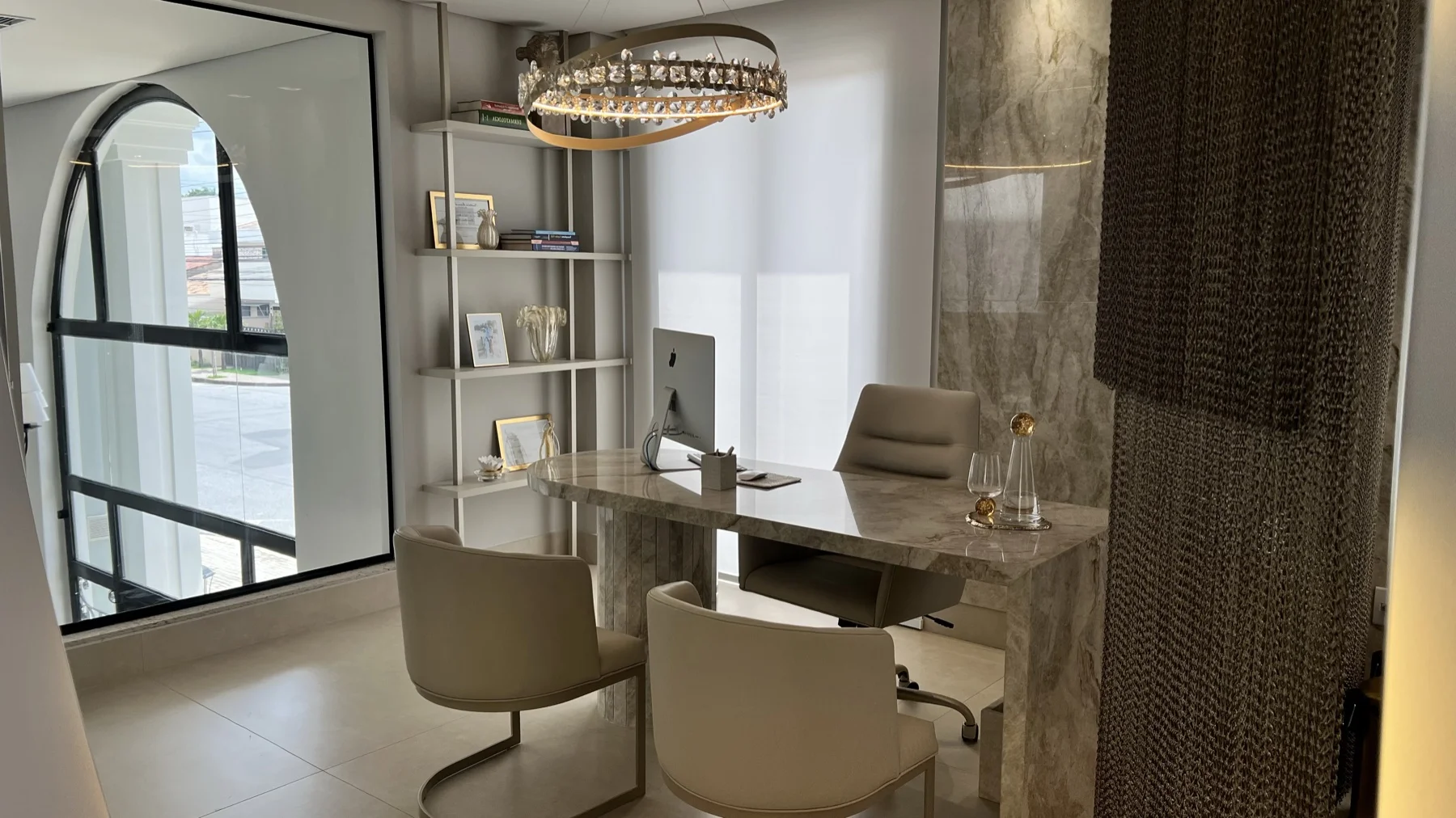 Consultório de avaliação com lustre de cristal