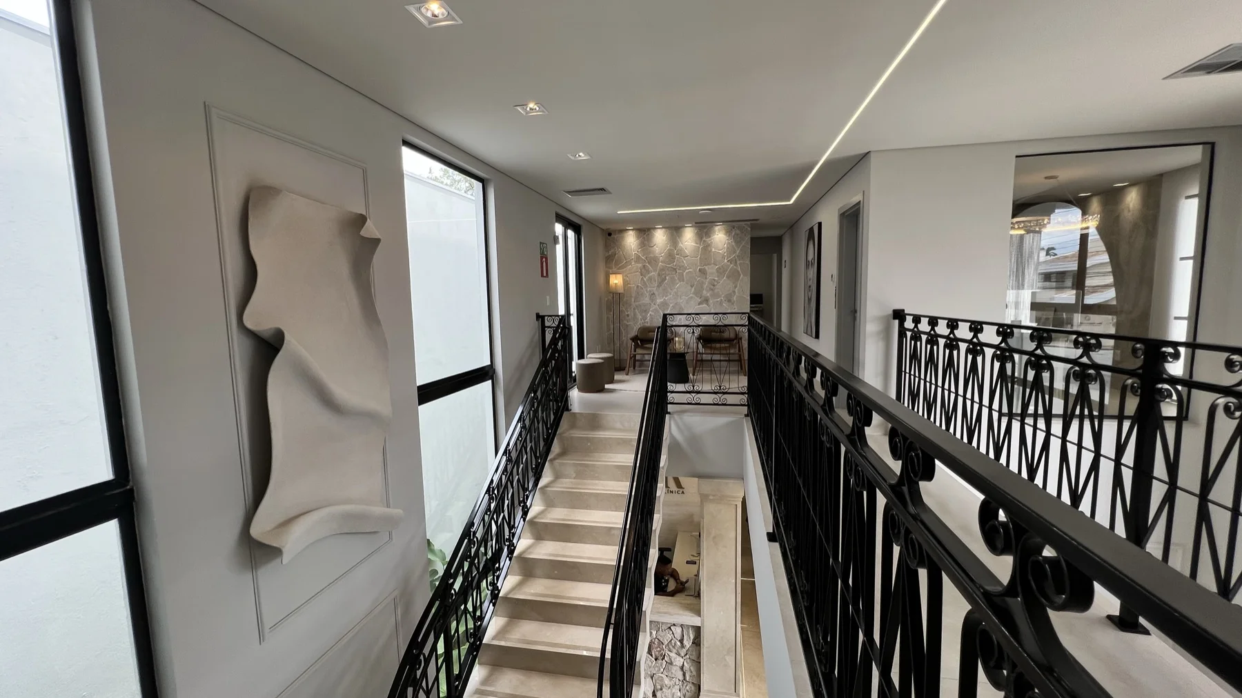Corredor com escadaria